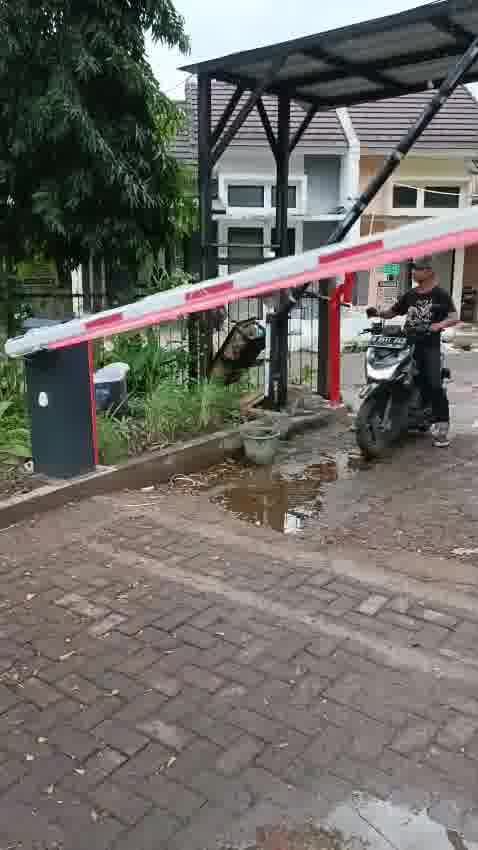 Judul: Palang Parkir Otomatis untuk Perumahan di Semarang Aman & Elegan Deskripsi: Tingkatkan keamanan cluster dan perumahan elit di Semarang dengan palang parkir otomatis bergaransi, cocok untuk sistem RFID dan ANPR. Meta Keyword: palang parkir Semarang, palang parkir perumahan, barrier gate Semarang, sistem parkir rumah, palang otomatis cluster, MSM Parking
